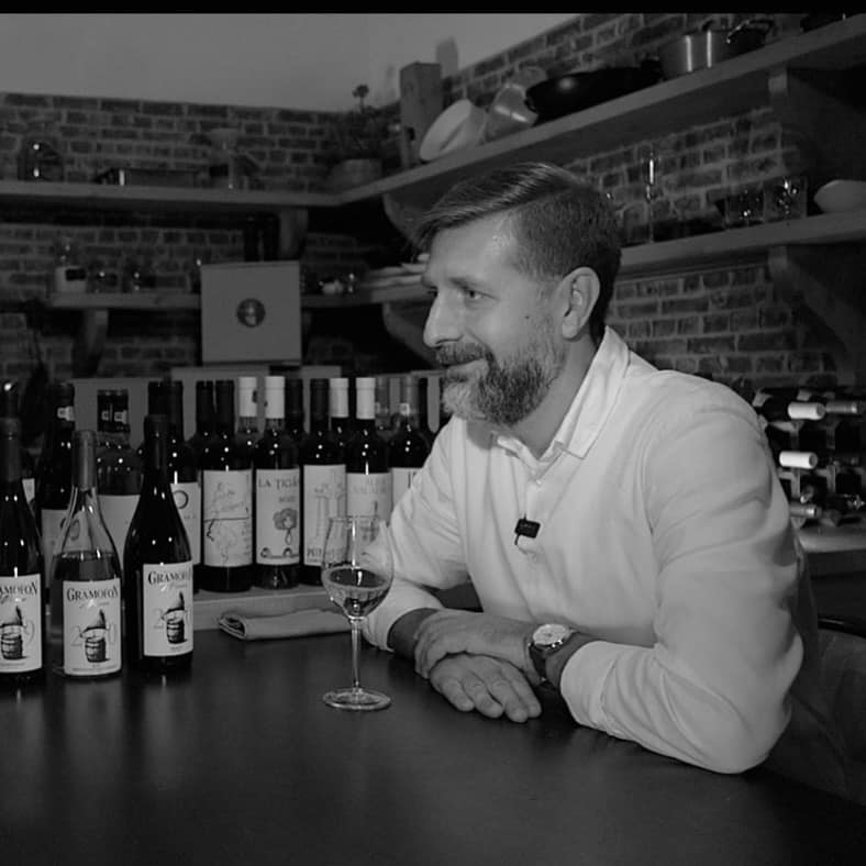 Andrei Popa, somelier profesionist și fondatorul proiectului „Dor de Vin” (sursă foto: Facebook)