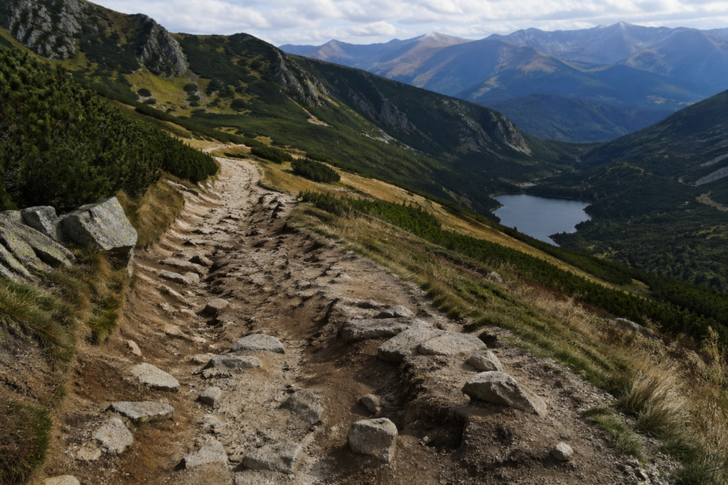 Prea mulți turiști, prea puțină protecție. Adevărul din spatele degradării traseelor montane ale României