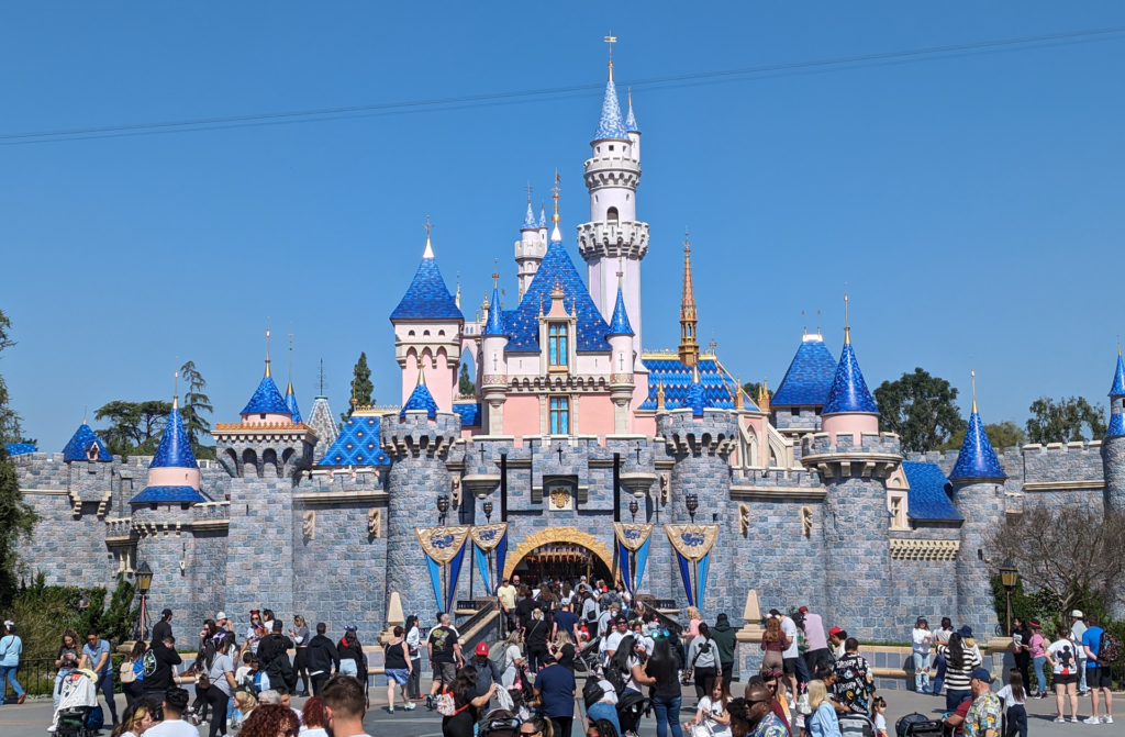 Disneyland introduce recunoașterea facială la intrare. Apar îngrijorări privind supravegherea