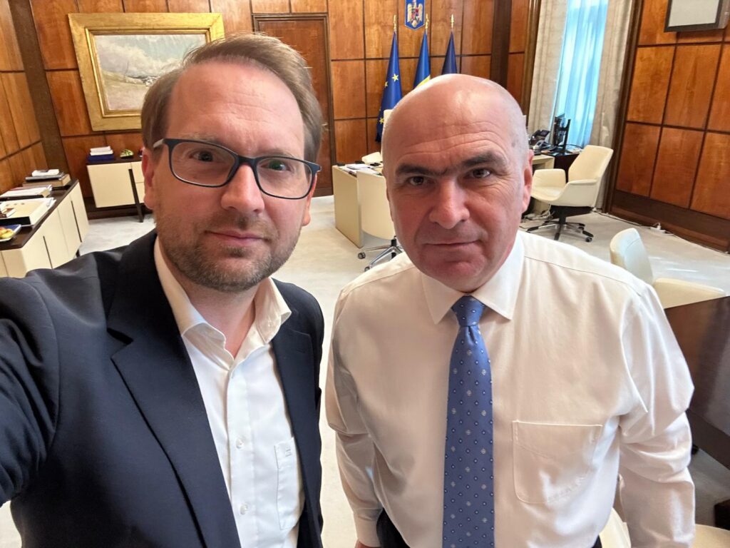 Tăcerea lui Dominic Fritz în ziua în care PSD și AUR au anunțat moțiunea: prudență strategică sau recunoaștere tacită că tabla de șah s-a schimbat?