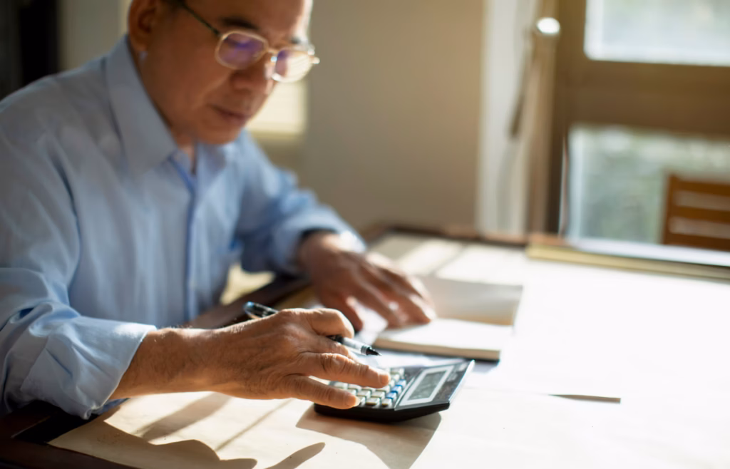 Ai același salariu, dar vei avea pensie mai mică. Ce s-a schimbat din aprilie