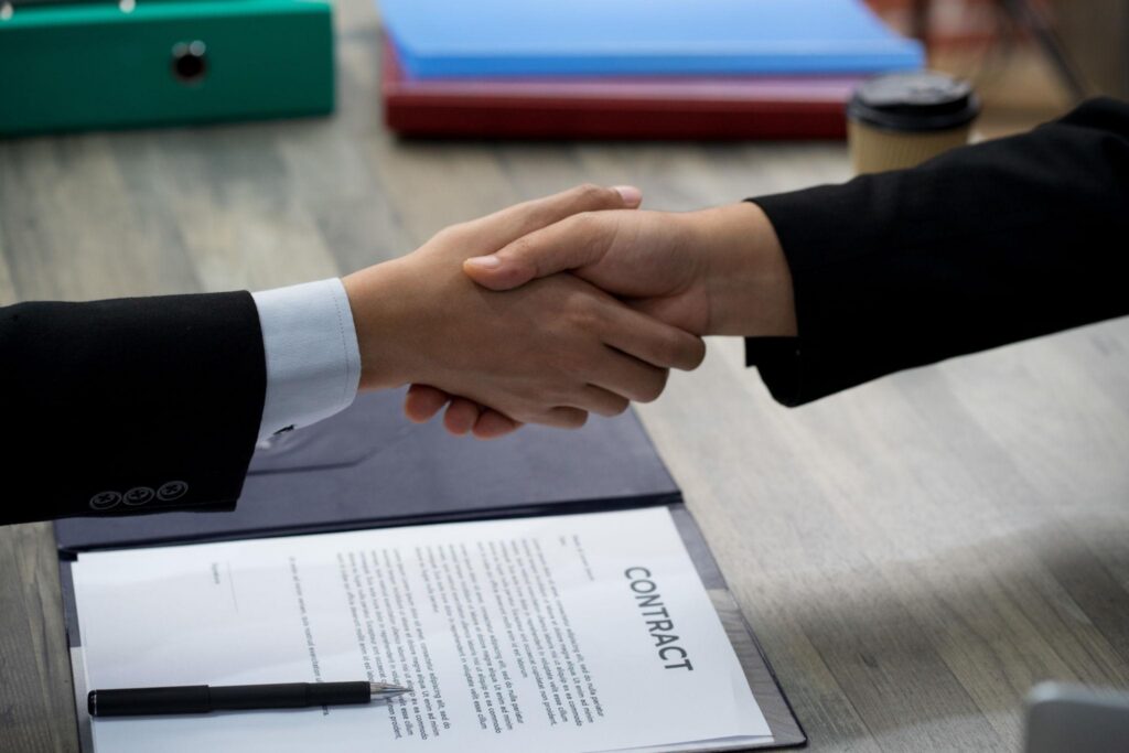 2.250 de lei pentru fiecare angajat peste 45 de ani. Ce firme primesc banii și cum încearcă statul să repare piața muncii