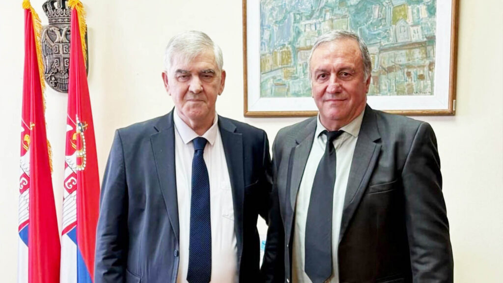 Omul și regulamentul. Șeful de gară din Pielești care a oprit singur un tren NATO e erou în Serbia