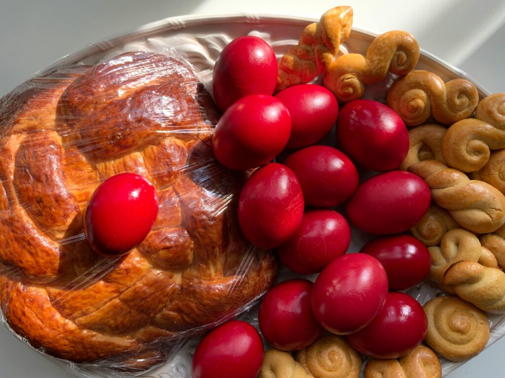 Cât a ajuns să coste masa de Paște. Scumpiri în cazul ingredientelor de bază