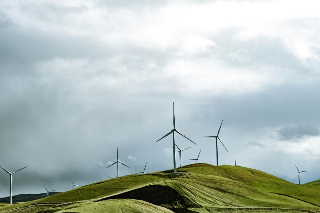 România accelerează investițiile în energie verde: ANRE aprobă peste 160 MW în parcuri eoliene și fotovoltaice