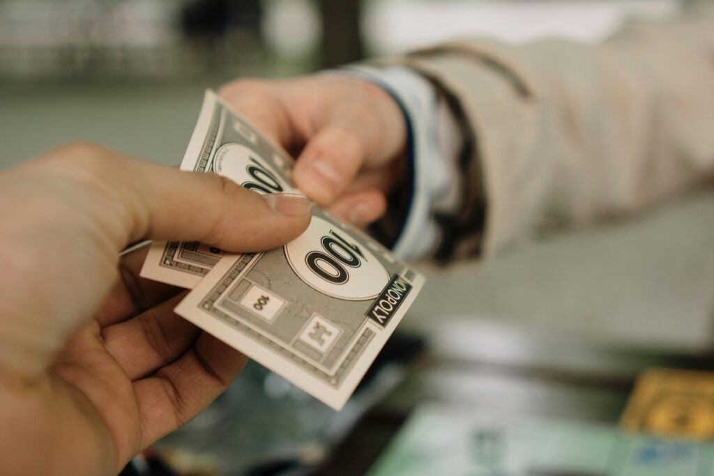 Salariile restante ajung la angajații de la Damen, Liberty Galați și Romaero înainte de Paște