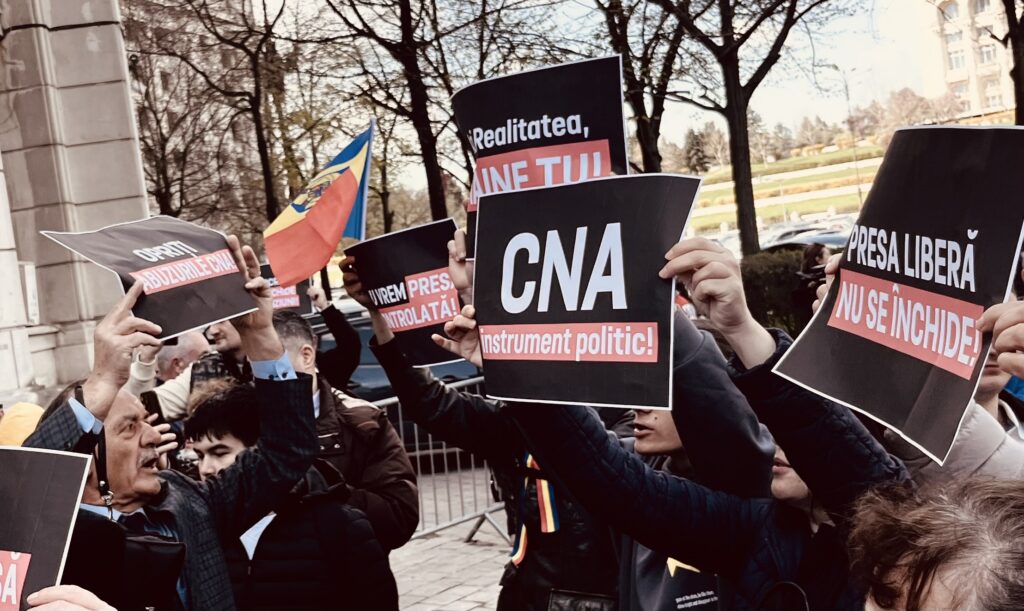 Sediul CNA a ajuns să miroasă a tămâine și totul a fost live pe TikTok. Un protest cu vuvuzele, bichoni, rugăciuni și decizii suspendate