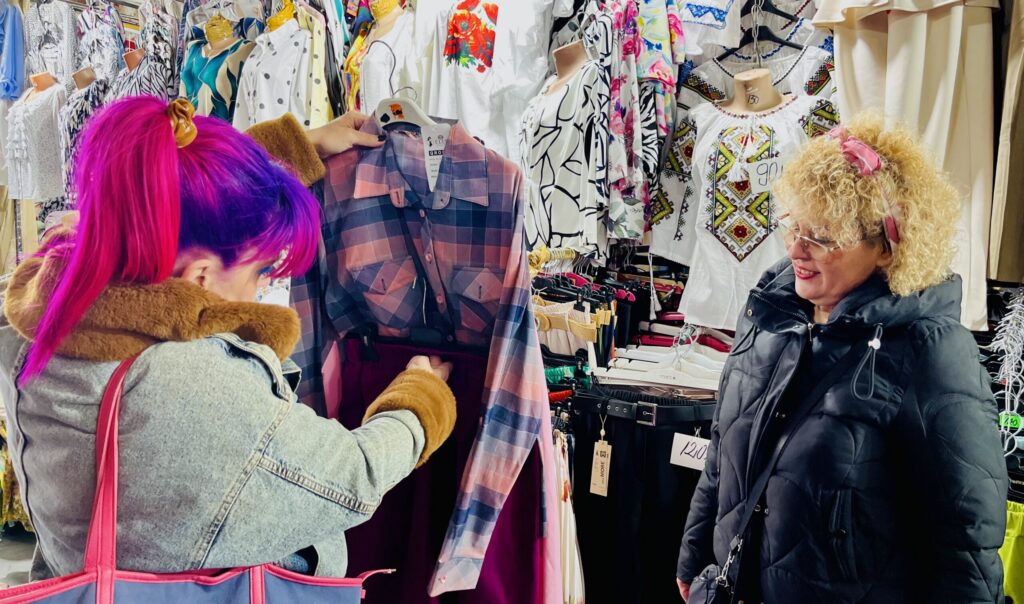 Styling de Hala Obor. Designerul Raluca Soare propune 4 ținute cu personalitate pentru minivacanța de 1 Mai