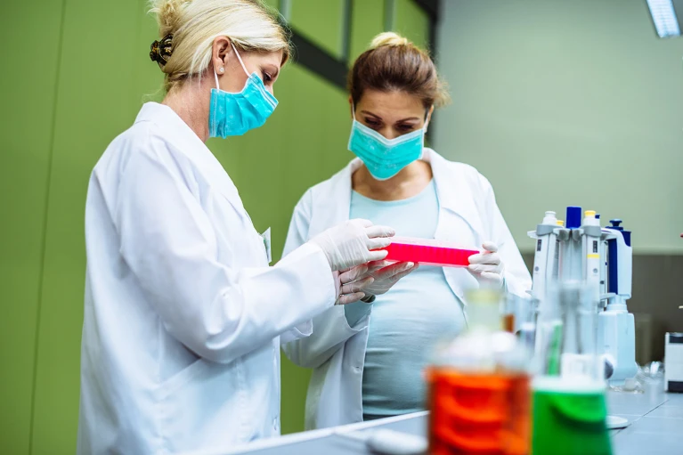 Primul copil, ultima publicație? Datele arată cum maternitatea rupe carierele femeilor din cercetare