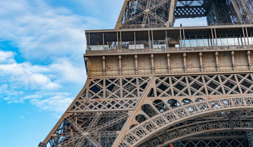 Simbolul Franței, la tine acasă. O bucată din Turnul Eiffel din 1889 va fi scoasă la licitație în luna mai