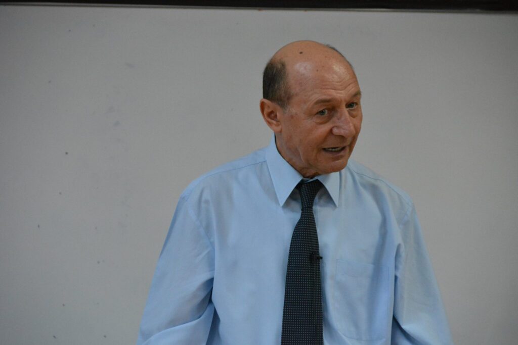 Traian Băsescu îl acuză pe Nicușor Dan că prelungește criza politică: „Toți au câte o Constituție”