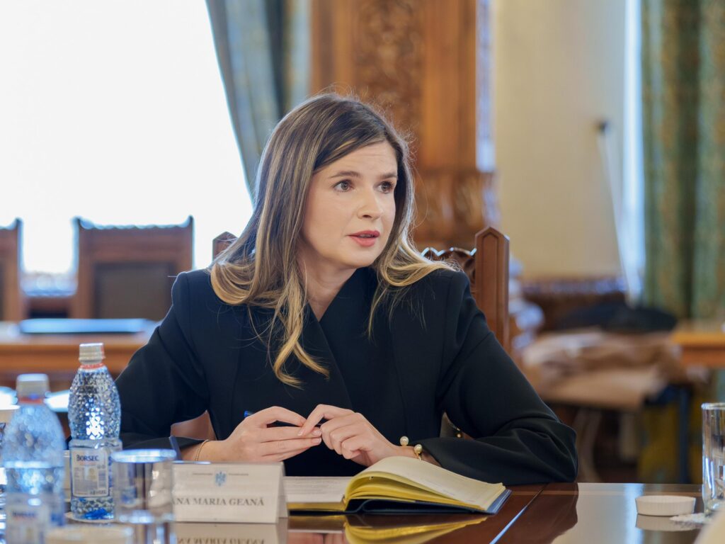 Activitatea consilierului prezidențial Ana-Maria Geană. A absolvit un curs de diplomație și siguranță națională