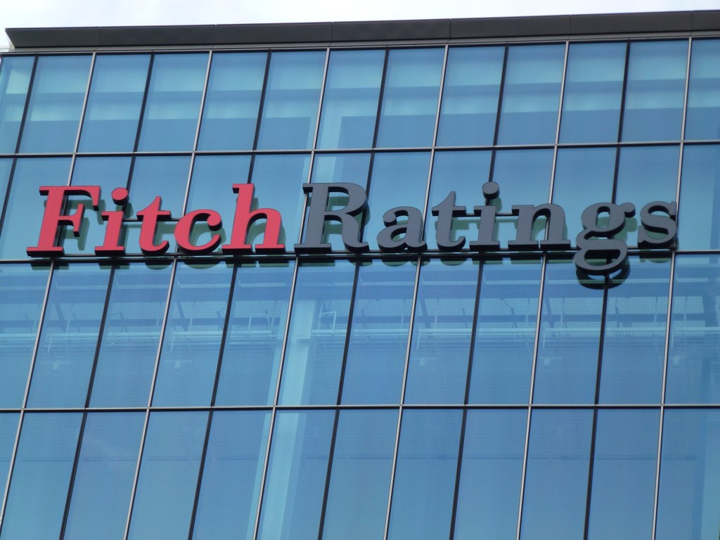 Fitch: România a redus deficitul bugetar, dar instabilitatea politică rămâne un risc major