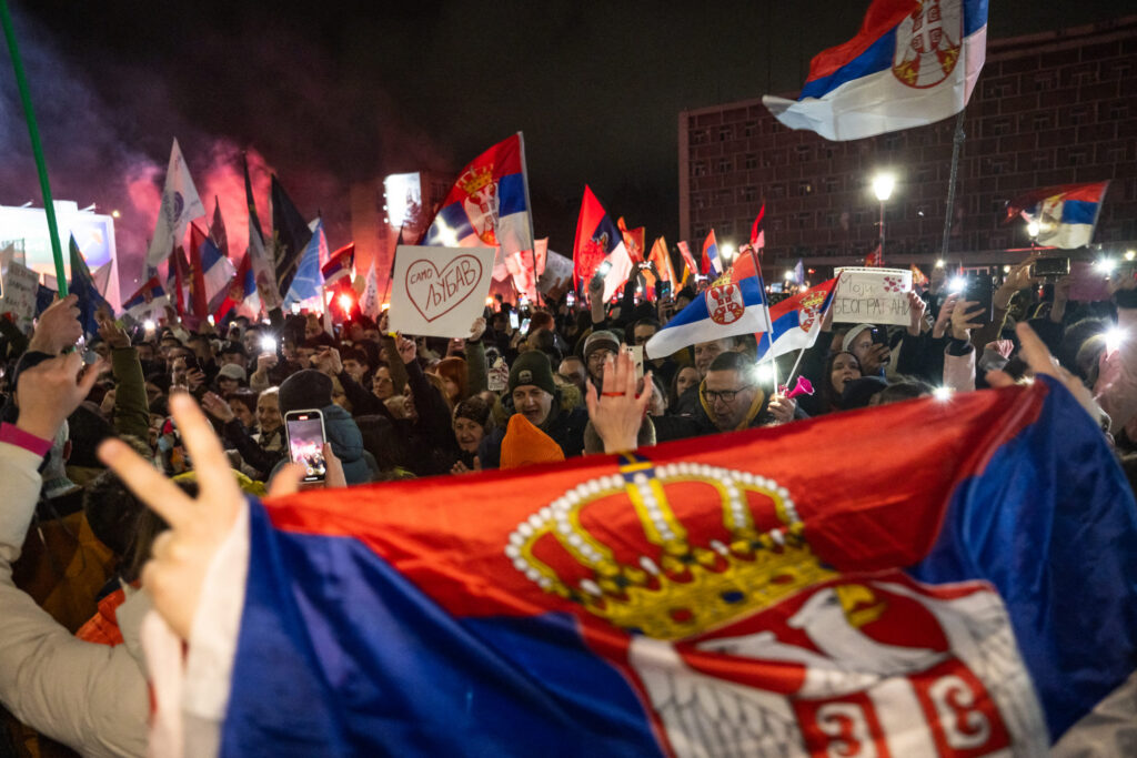 Proteste masive în Serbia: Zeci de mii de oameni au ieșit în stradă la Belgrad și cer alegeri anticipate