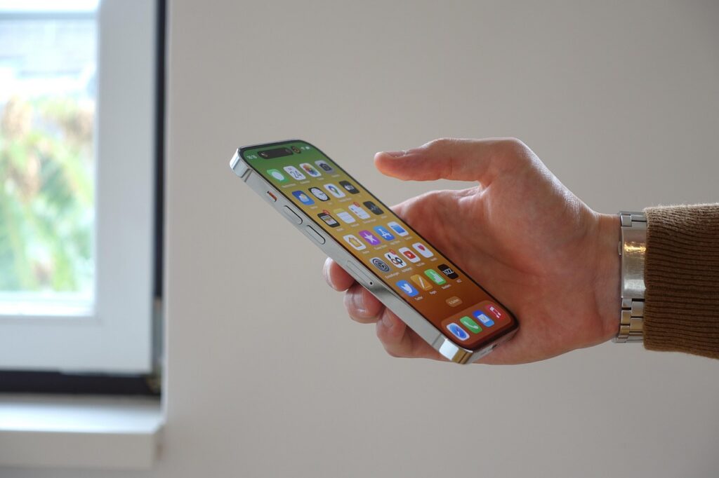 Apple, criticată după ce utilizatorii au descoperit că pot fi înregistrați fără să știe. Funcția iPhone ce pare să contrazică poziția companiei privind confidențialitatea