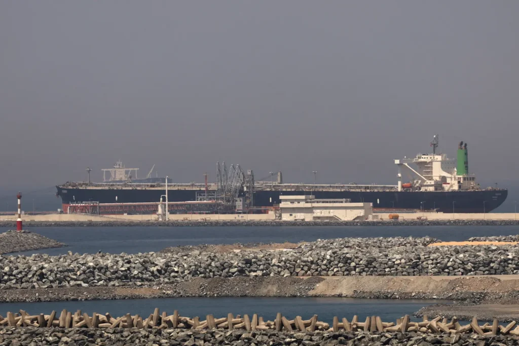 O navă de marfă a acostat în portul Fujairah, în contextul în care conflictul dintre SUA și Israel cu Iranul limitează traficul maritim în Strâmtoarea Hormuz, în Fujairah, Emiratele Arabe Unite, miercuri, 6 mai 2026.
REUTERS