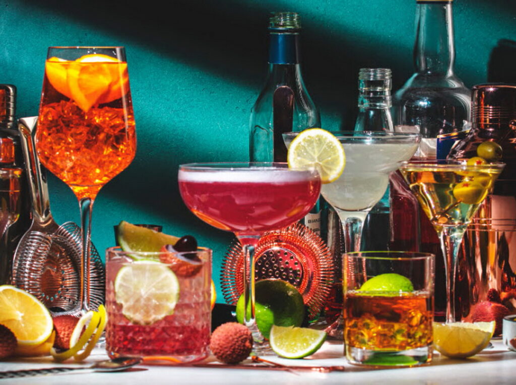 Cockail-uri și mocktail-uri, alternative, cu și fără alcool, la băuturile tradiționale/ Cum le preparăm acasă