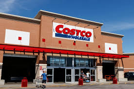 Americanii cumpără masiv apă îmbuteliată. CostCo observă un comportament neobișnuit al consumatorilor