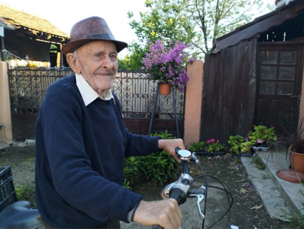 Cum înving oltenii moartea? Nea Costică din Piscu Nou, nonagenarul pe bicicletă