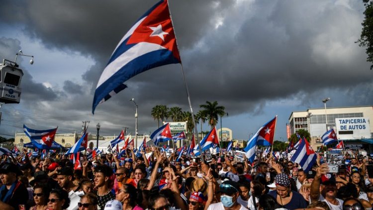 Proteste în Havana după pene masive de curent. Cuba acuză blocada SUA că a paralizat insula