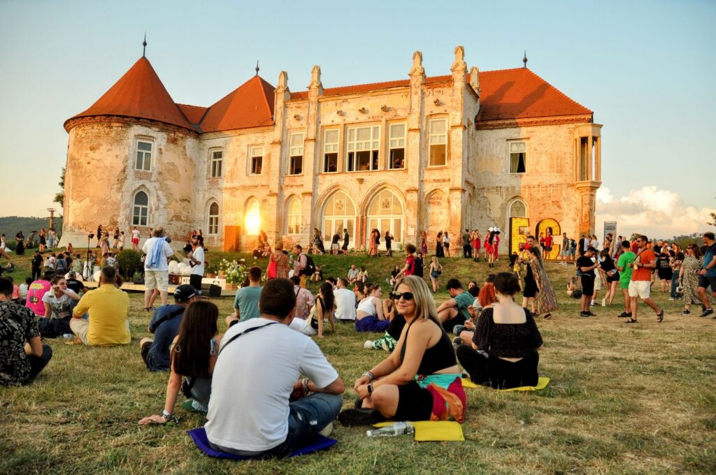 Electric Castle 2026: „orașul” care nu mai doarme, doar vibrează