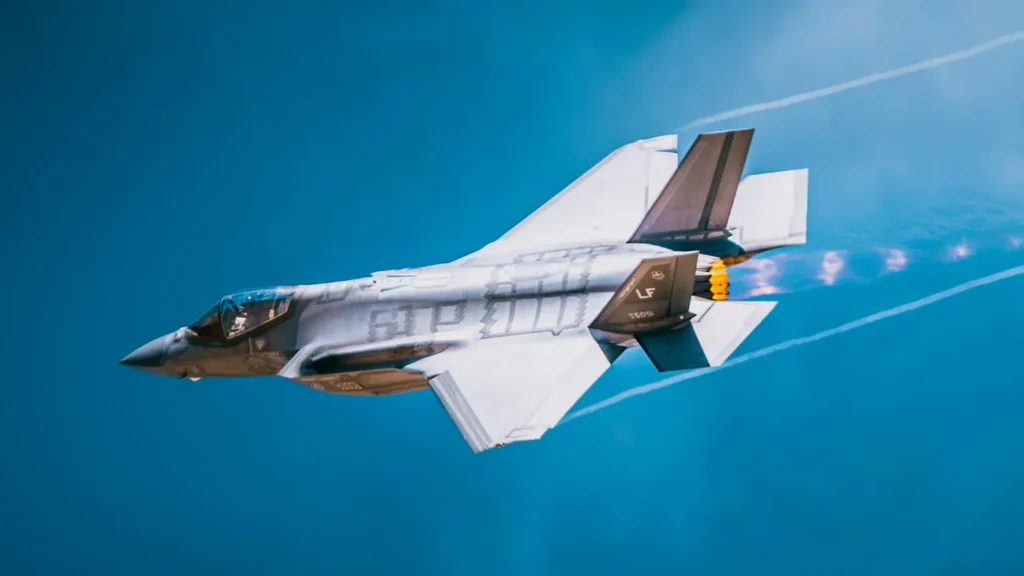 Un dosar federal expune cel mai avansat program de recrutare a piloților NATO de către armata chineză