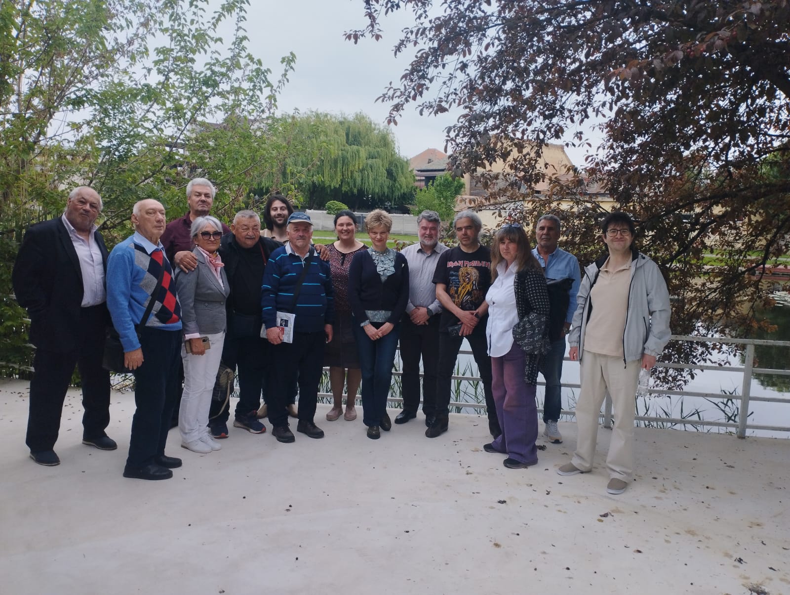 Un grup de scriitori participanți la festivalul patrel Berceanu, Băilești Sursa foto: Festivalul Patrel Berceanu