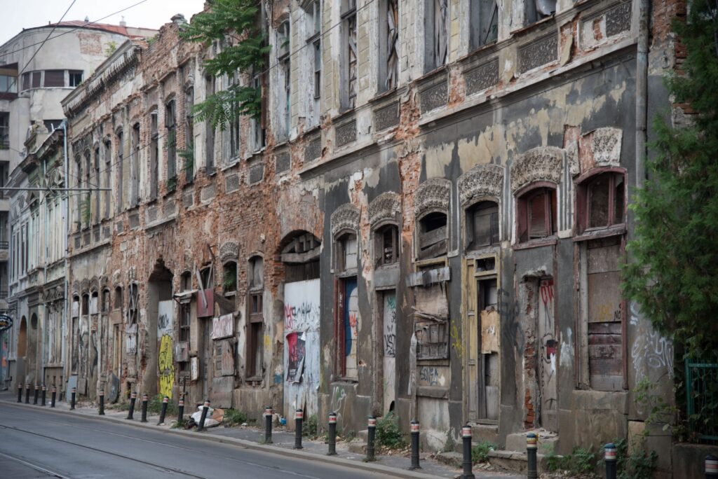 Proprietarii clădirilor degradate din București riscă amenzi de până la 8.000 de lei. PMB pregătește noi reguli pentru reabilitarea fațadelor