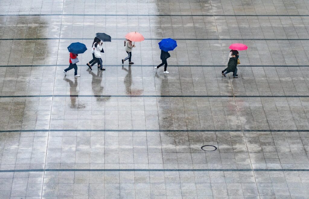 Prognoza meteo pentru săptămâna viitoare. Se schimbă vremea în România: val de aer rece și ploi după zile cu temperaturi de 25 de grade