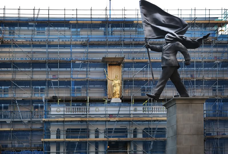 Banksy confirmă pe Instagram noua statuie londoneză în Waterloo Place, un om în costum care merge orbit spre neant