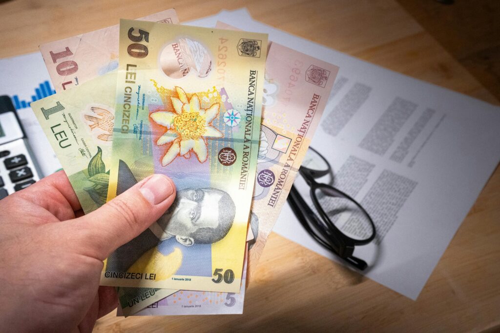 Peste 880.000 de pensionari au primit indemnizație socială în aprilie 2026. Ce județe au cele mai mari sume acordate