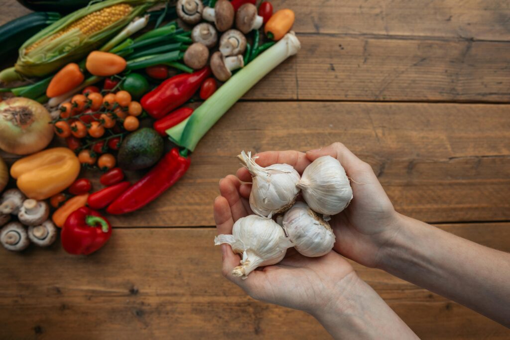 Usturoiul, alimentul fără de care românii parcă nu pot trăi. Între tradiție, superstiție, beneficii și dependența de importuri