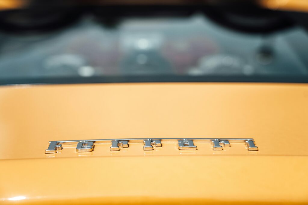 Ferrari intră în era electrică, dar investitorii reacționează cu scepticism. De ce noul model „Luce” a provocat scăderea acțiunilor