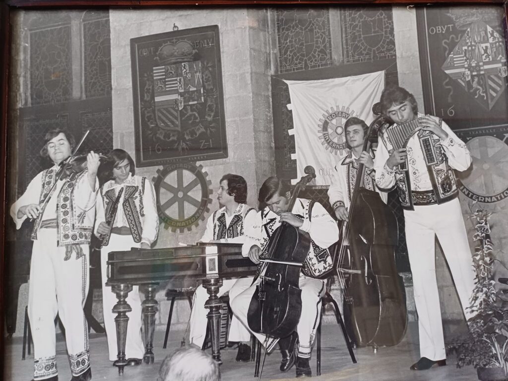 Povestea lui Nicolae Pîrvu, colegul lui Gheorghe Zamfir, maestrul din Seaca de Câmp care a cântat la nai pe cinci continente