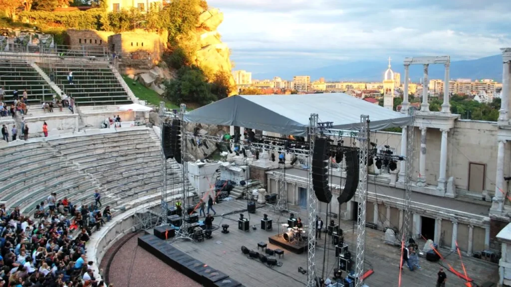 Plovdiv, orașul din Bulgaria mai vechi decât Roma care cucerește turiștii europeni. Ruine romane, prețuri mici și atmosferă vibrantă