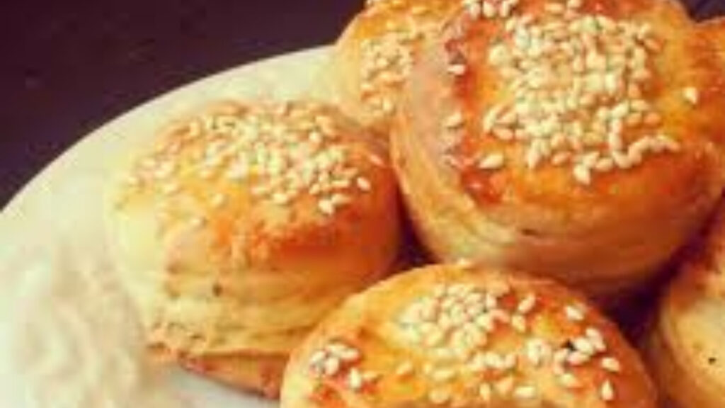 Pogăcele, „croissantul” românesc, în care untura de porc sau pasta de jumări ia locul untului fin franțuzesc