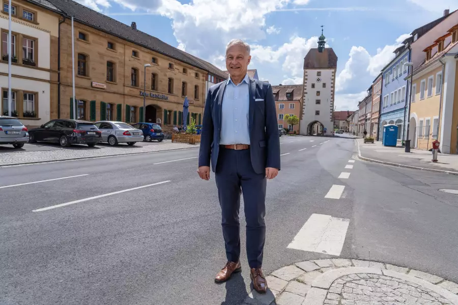 Prima zi ca primar al unui orășel bavarez s-a transformat în cea mai gravă criză din istoria lui recentă: Trump retrage 5.000 de soldați din Vilseck