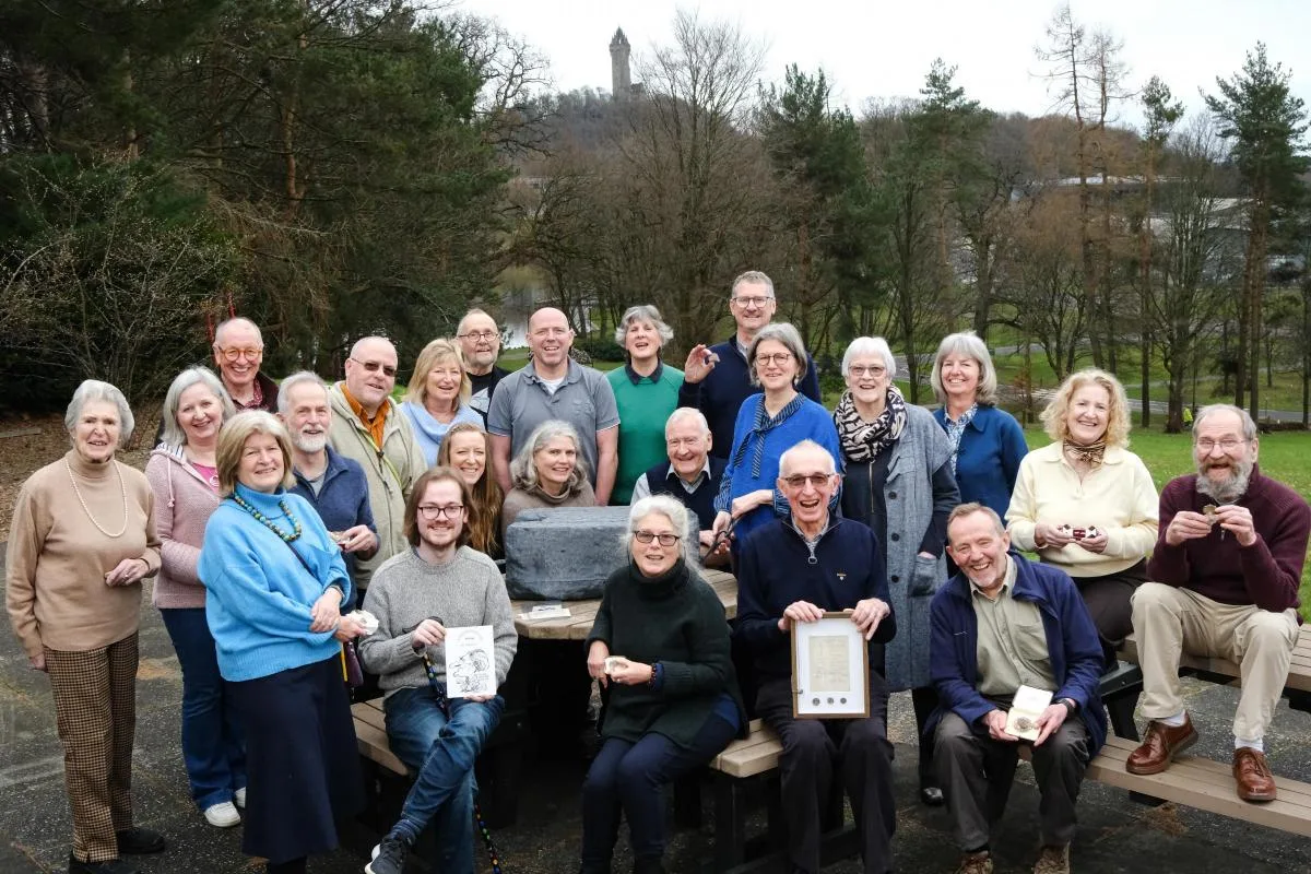 Profesor Sally Foster alături de un grup de persoane ale căror familii au primit fragmente lipsă din Piatra Destinului 
Foto Jim PayneUniversity of Stirling PA Wire