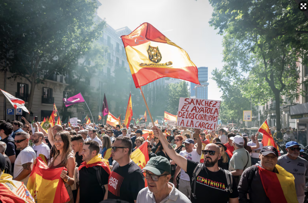 Proteste masive în Madrid împotriva lui Pedro Sanchez. Manifestanții au încercat să forțeze cordonul de securitate din jurul reședinței premierului