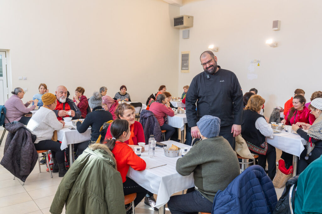25.000 de porții de mâncare pentru persoane vulnerabile, prin proiectul „Adoptă o Cantină”. Chef Adrian Hădean: „Oamenii au nevoie ca mâncarea să fie acolo în fiecare zi”