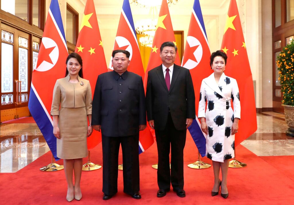 Xi Jinping merge la Kim Jong Un după șapte ani. Vizita are loc pe fondul noilor ambiții nucleare ale Phenianului