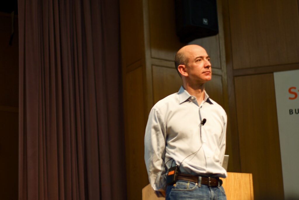 Jeff Bezos: Inteligența artificială va crea deficit de forță de muncă și va crește nivelul de trai