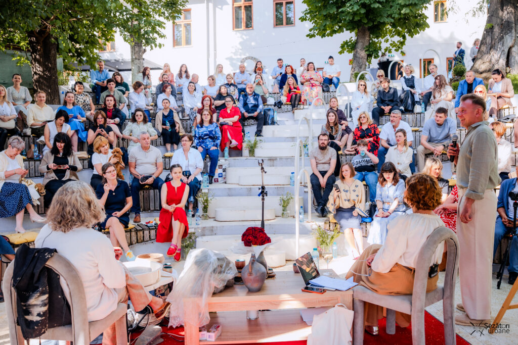 79% dintre tinerii de 18-35 de ani vor să participe la mai multe evenimente offline în 2026. La Iași, aproape 100 de persoane au venit la prima șezătoare urbană „Ce te frământă?”