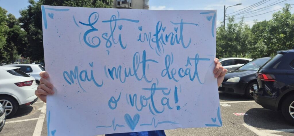 „Ești infinit mai mult decât o notă!” Mesajul unei mame după Evaluarea Națională a devenit viral pe internet