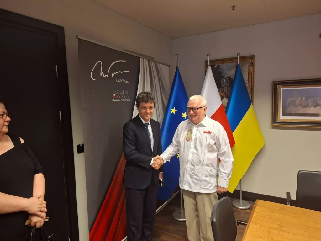 Steaua României pentru Lech Wałęsa. Nicușor Dan: Democrația are nevoie de repere
