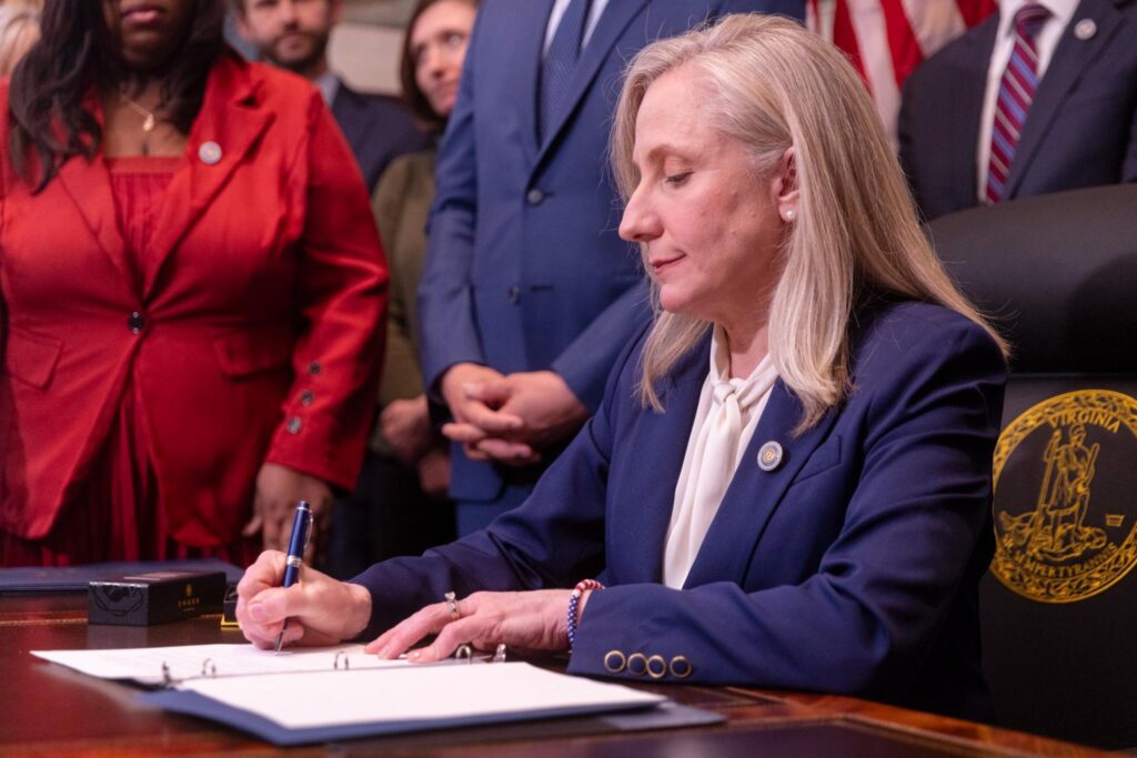 Cazul special al lui Abigail Spanberger, guvernator democrat. A câștigat la scor în Virginia, iar acum e în conflict cu propriul electorat