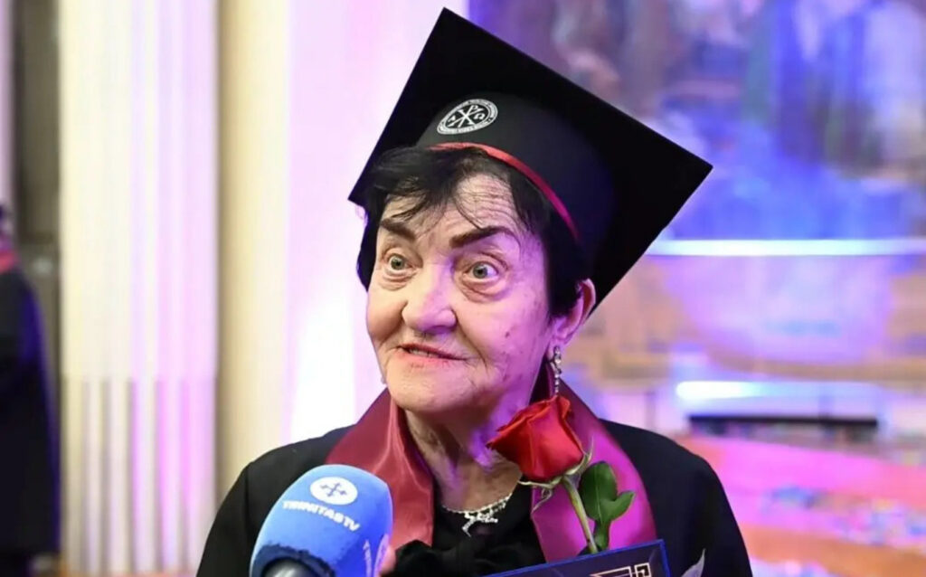 „Mai bine mai târziu decât niciodată”. Amalia-Susana Tușa a absolvit facultatea la 90 de ani