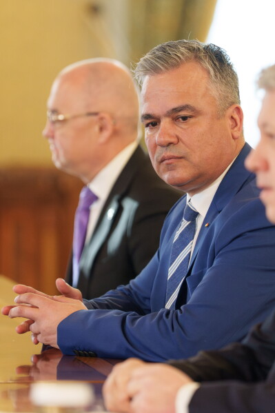Adrian Veștea, înaintea votului de învestitură: „Fiecare secundă fără un Guvern stabil înseamnă un risc pentru România”. Parlamentarii au început votul