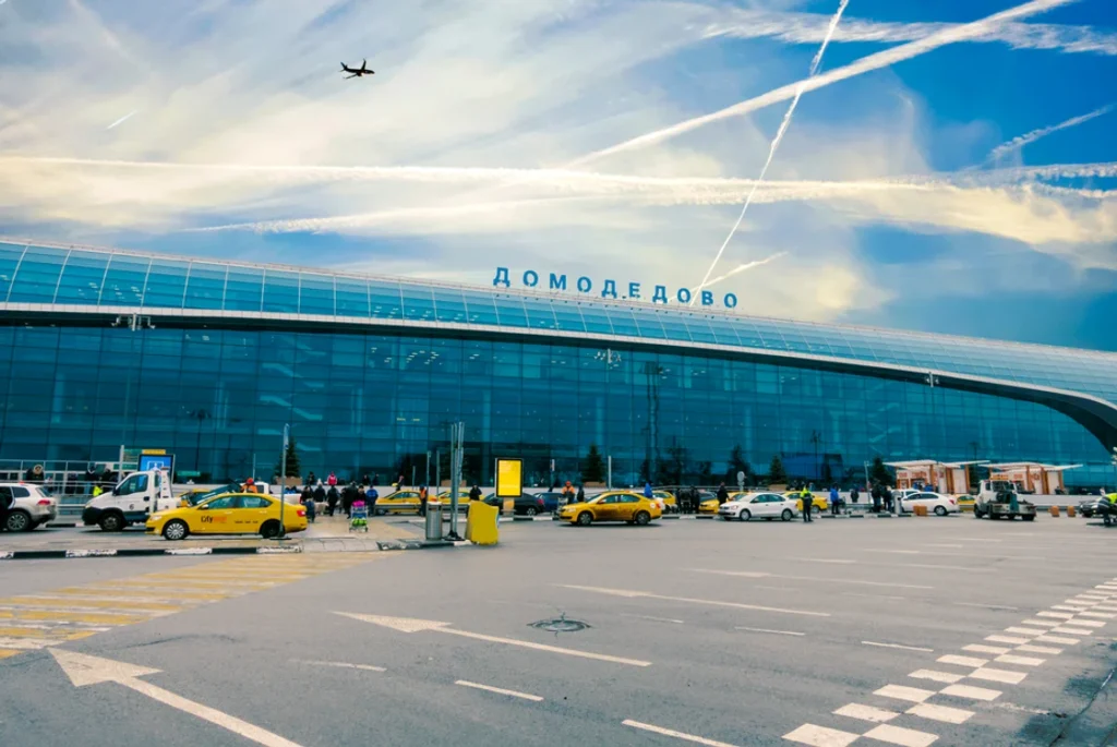 Noapte de escaladare în războiul Rusia-Ucraina. Un cargou a fost lovit în Marea Neagră și patru aeroporturi din Moscova închise