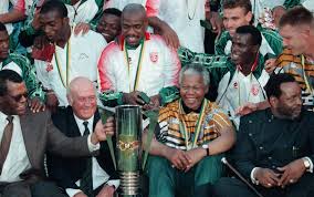 Nelson Mandela sărbătorește câștigarea Cupei Africii. Sursă foto: Facebook